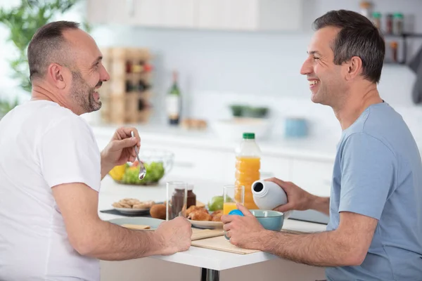 Jong Gay Paar Hebben Ontbijt Keuken — Stockfoto
