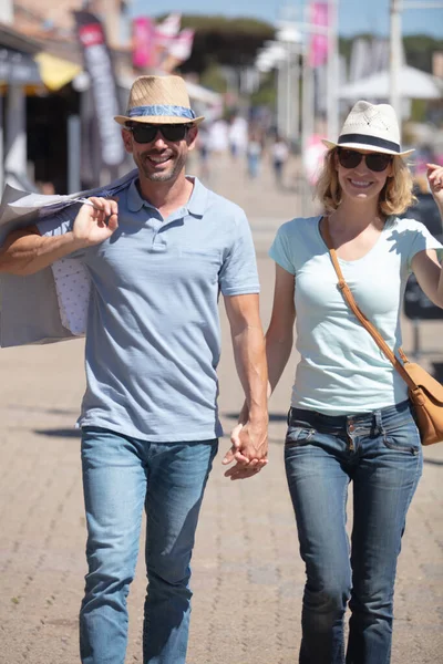 Una Pareja Caminando Cerca Del Mar — Foto de Stock