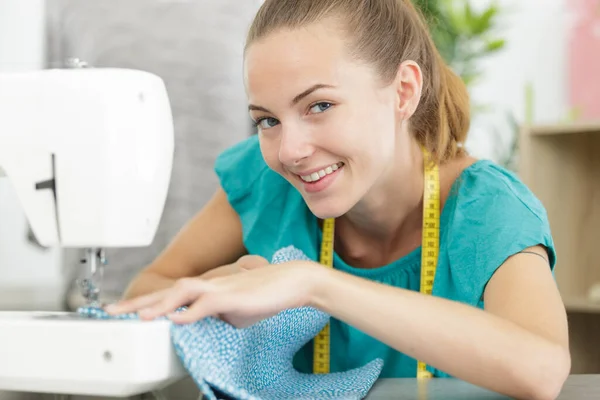 Frau Fertigt Kleidung Mit Nähmaschine Hause — Stockfoto