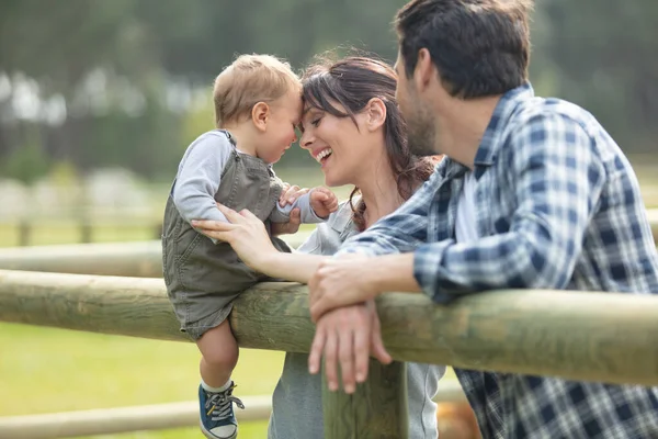 Parents Toddler Sat Fence Countryside — Stock Photo, Image