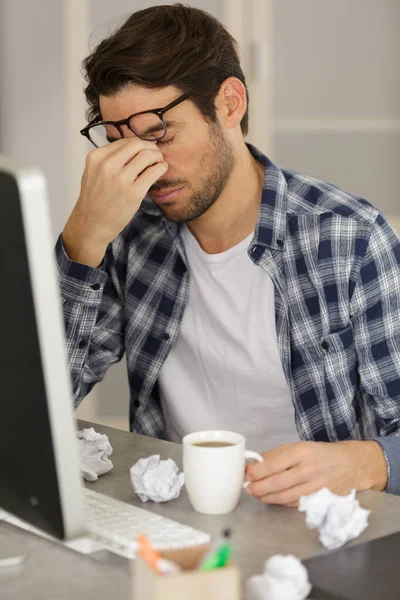 Stresovaný Podnikatel Pije Kávu Kanceláři — Stock fotografie