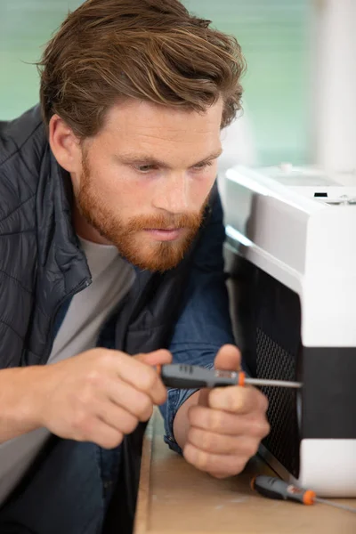 近距离拍摄年轻男性技师修理数码复印机 — 图库照片