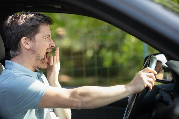 Trött Ung Man Kör Sin Bil — Stockfoto