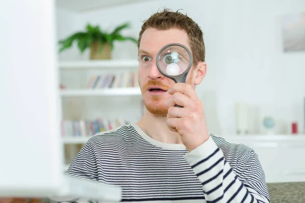 Ung Man Med Förstoringsglas — Stockfoto