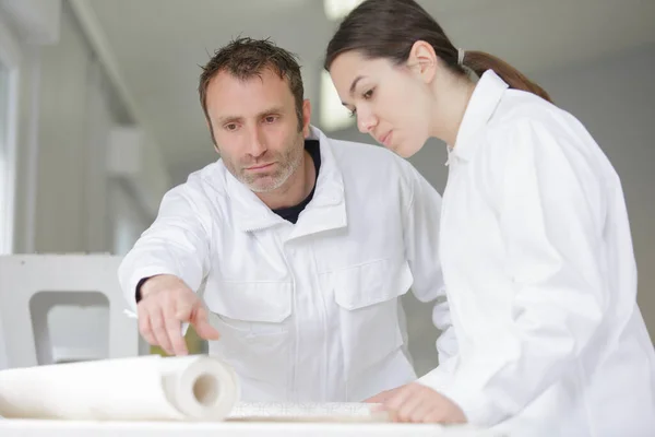 Entrenamiento Aprendiz Femenino Para Usar Papel Pintado — Foto de Stock