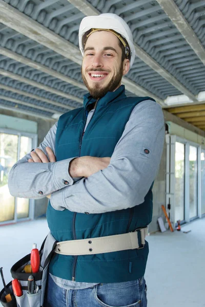 Ein Glücklicher Bärtiger Handwerker Drinnen — Stockfoto