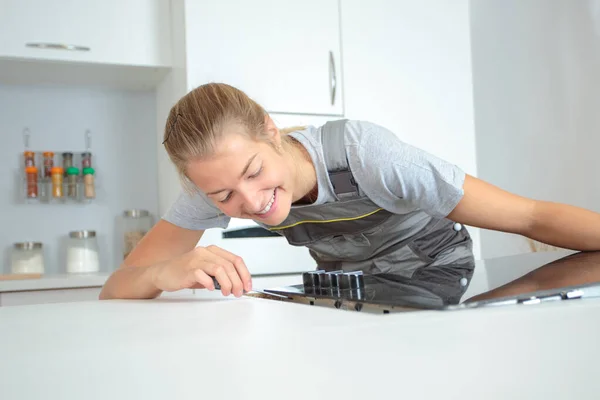 Женщина Инженер Устанавливает Новую Кухонную Плиту — стоковое фото