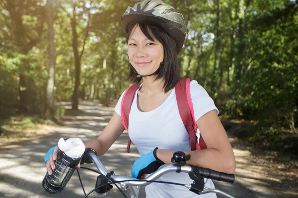 Genç Asyalı Kadın Bisikletinin Yanında Dururken Neşeyle Gülümsüyor — Stok fotoğraf