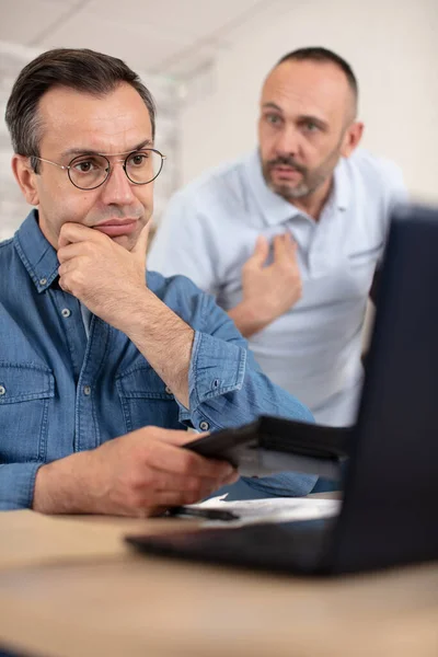 Twee Eigen Mannen Ruziën Binnenlandse Financiën — Stockfoto