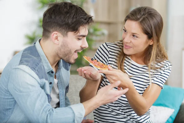 Retrato Una Feliz Pareja Comiendo Pizza —  Fotos de Stock