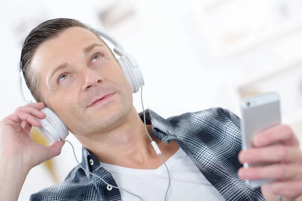 Homem Ouvindo Música Fones Ouvido Casa — Fotografia de Stock