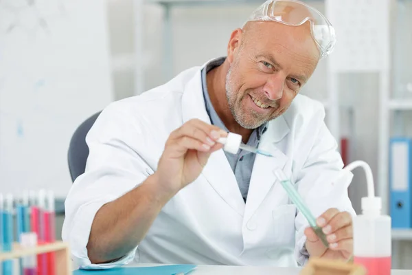 Scienziato Anziano Che Sorride Alla Telecamera — Foto Stock