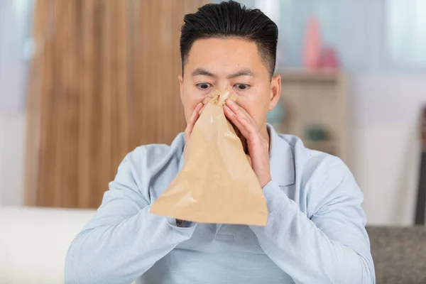 Homme Avec Crise Panique Respirant Dans Sac Papier Maison — Photo