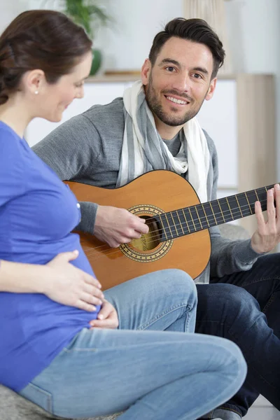 Erkek Arkadaşı Hamile Kadına Gitar Çalıyor — Stok fotoğraf