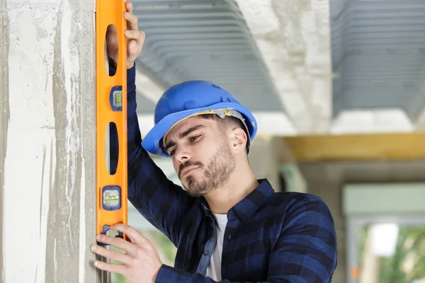 Trabajador Mide Curvatura Pared Con Nivel —  Fotos de Stock