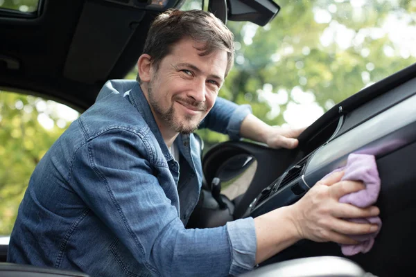 Een Man Bij Een Carwash — Stockfoto