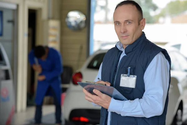 Hombre Negocios Confiado Sosteniendo Portapapeles Contra Taller — Foto de Stock