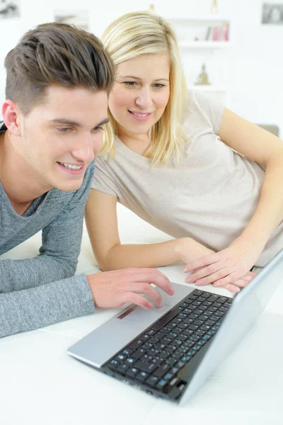 Casal Alegre Com Laptop Olhando Para Câmera — Fotografia de Stock