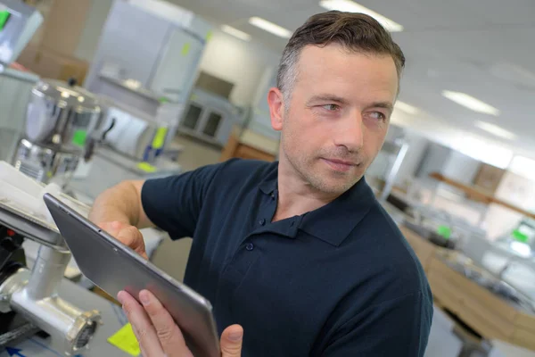 Man Butiken Håller Digital Tablett — Stockfoto