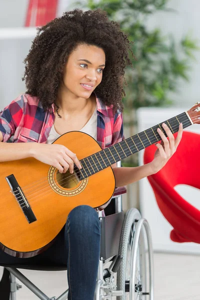 Jovem Senhora Cadeira Rodas Tocando Guitarra — Fotografia de Stock