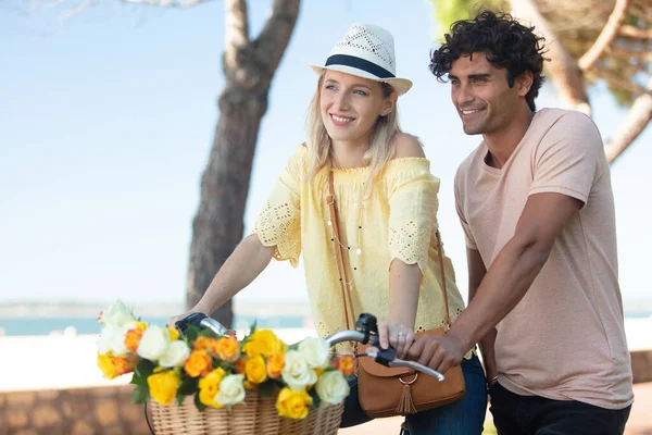 Una Pareja Feliz Está Aire Libre Junto Mar —  Fotos de Stock