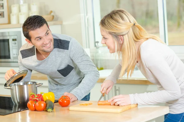 Una Pareja Cocinando Una Comida — Foto de Stock