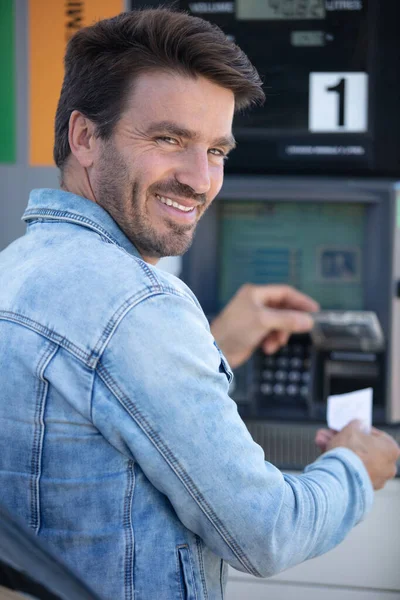 Joven Feliz Hombre Usando Cajero Automático —  Fotos de Stock