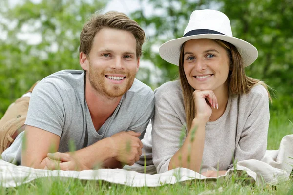 Schönes Junges Paar Lag Auf Gras — Stockfoto