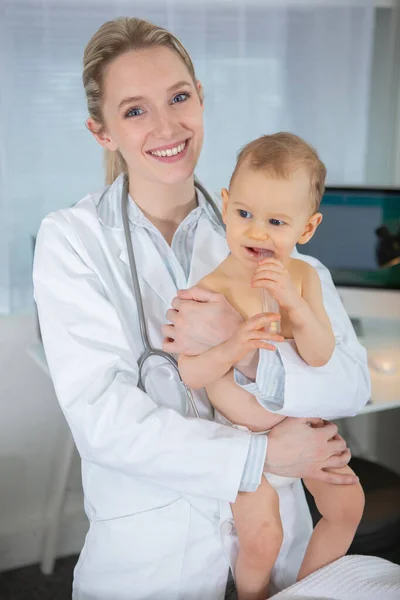 Pediatra Sexo Feminino Segurando Criança Infantil — Fotografia de Stock