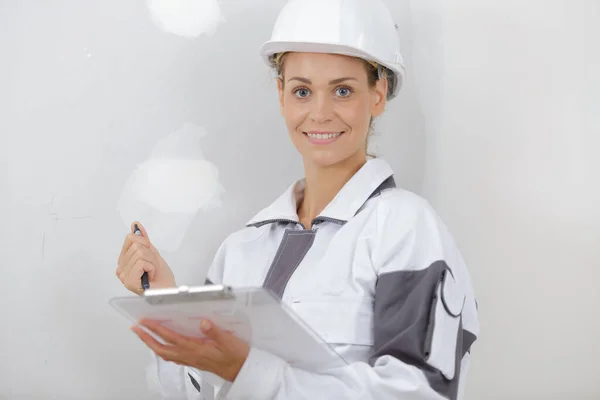 Retrato Del Constructor Femenino Con Portapapeles —  Fotos de Stock