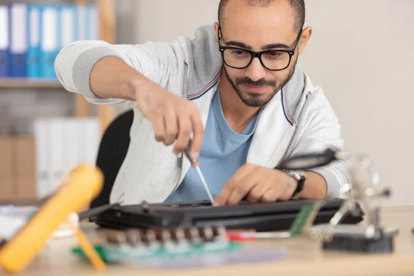 Homem Reparando Seu Laptop Usando Uma Chave Fenda — Fotografia de Stock