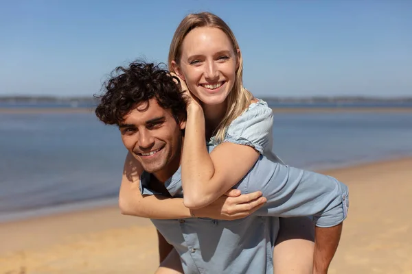 Jovem Casal Moda Elegante Posando Verão Campo — Fotografia de Stock