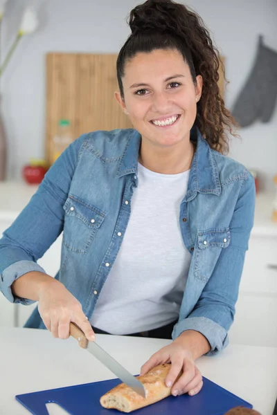 Vrouw Snijdt Brood Thuis — Stockfoto