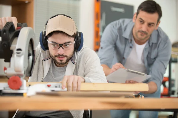 Tischlerlehrling Arbeitet Seiner Werkstatt — Stockfoto