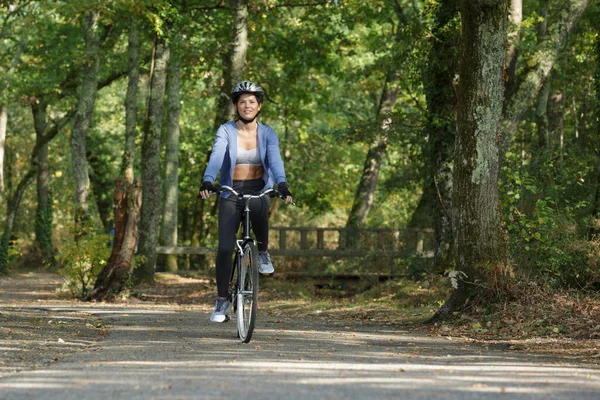Γυναίκα Ποδηλασία Κατά Μήκος Του Μονοπατιού Μέσα Στο Δάσος — Φωτογραφία Αρχείου