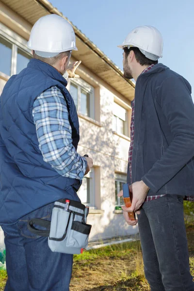 Byggare Tittar Oavslutade Hus — Stockfoto