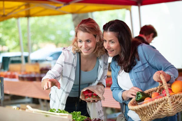 Δύο Γυναίκες Που Επιλέγουν Προϊόντα Στην Αγορά — Φωτογραφία Αρχείου
