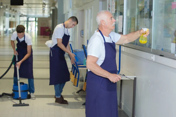 Team Schoonmaken Van Een Gang — Stockfoto