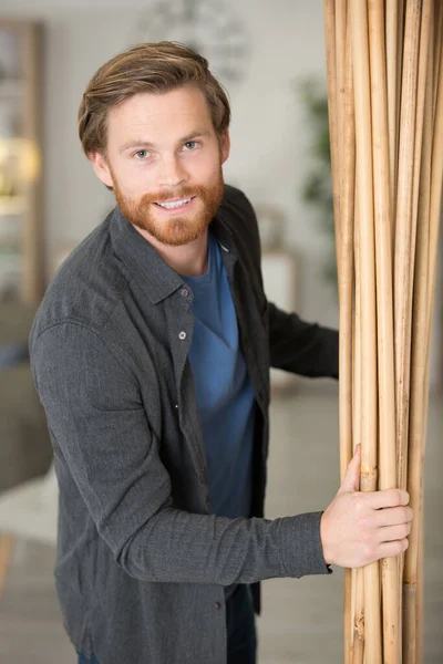 Homem Está Movendo Pilha Decorativa Bambu Bengalas — Fotografia de Stock