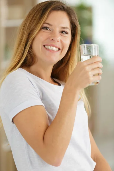 Όμορφη Νεαρή Γυναίκα Πίνει Ένα Φρέσκο Ποτήρι Νερό — Φωτογραφία Αρχείου