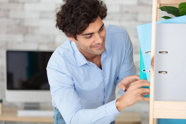 Empresario Tomando Carpeta Estante — Foto de Stock