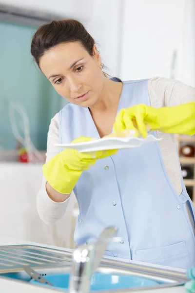 Mujer Joven Con Guantes Lavar Los Platos —  Fotos de Stock