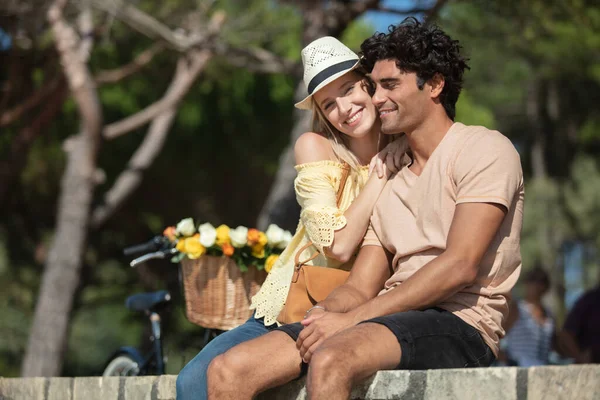 Young Couple Sitting Bench Park — Stock Photo, Image