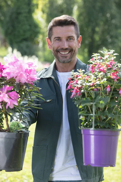 Homem Atraente Carrega Plantas Flores — Fotografia de Stock