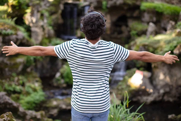 Homme Écoute Musique Écarte Les Bras Dans Parc — Photo