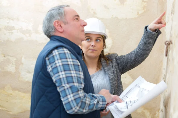 Weibchen Besprechen Abschluss Mit Bauleiter — Stockfoto