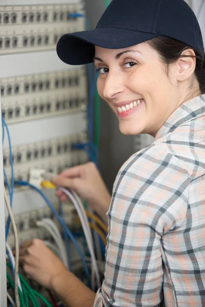 Krásný Usměvavý Technik Analyzující Server — Stock fotografie