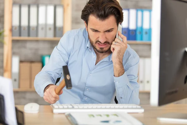 Sorridente Uomo Affari Adulto Che Parla Telefono Ufficio — Foto Stock