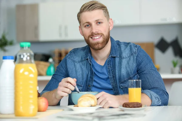 Hombre Comiendo Tazón Cereal Con Jugo Naranja —  Fotos de Stock