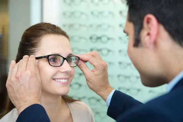 Jovem Mulher Atraente Testando Novos Óculos Com Óptico — Fotografia de Stock